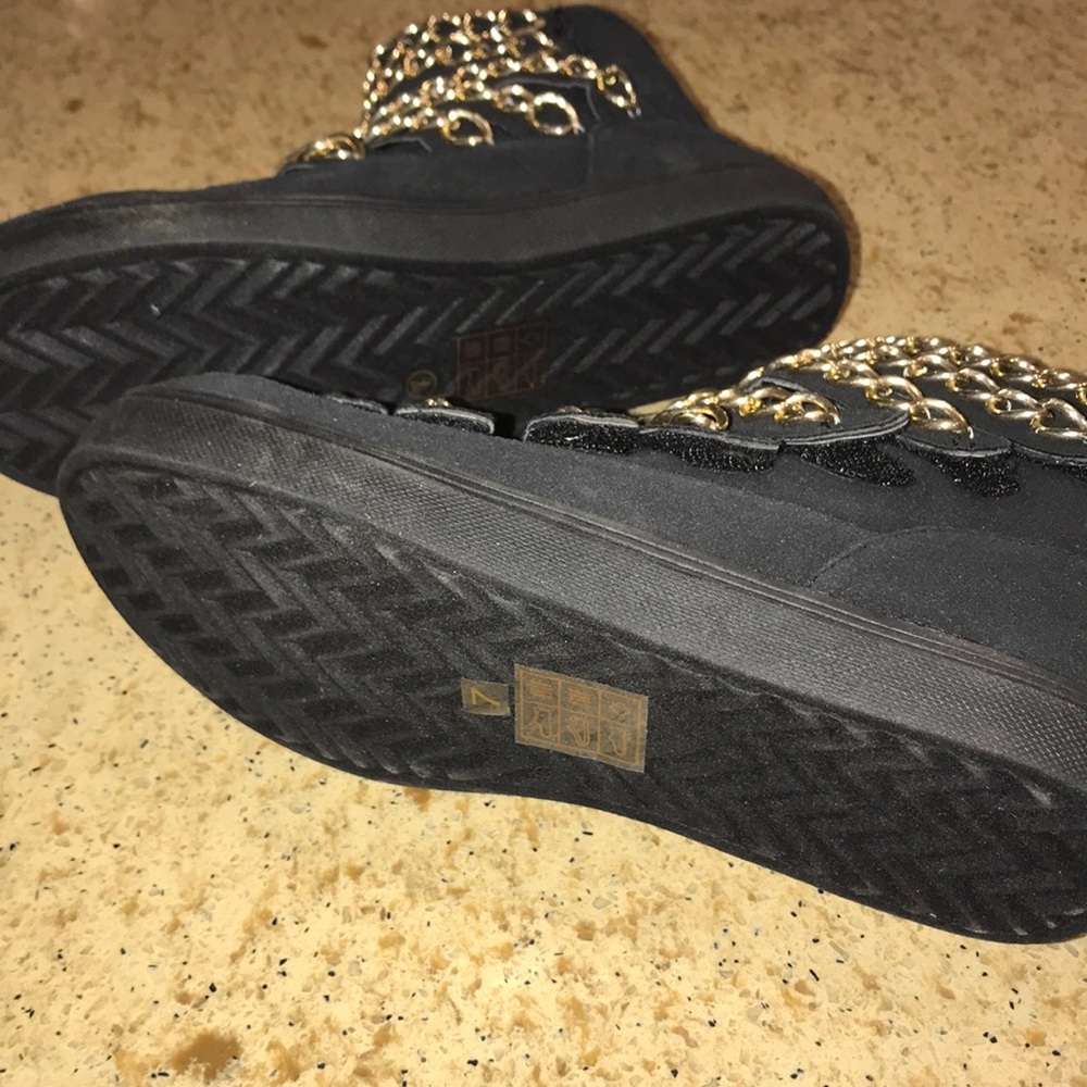 N.Y.L.A. Yasmen Sneakers Black Suede Gold Chain - Picture 3 of 3
